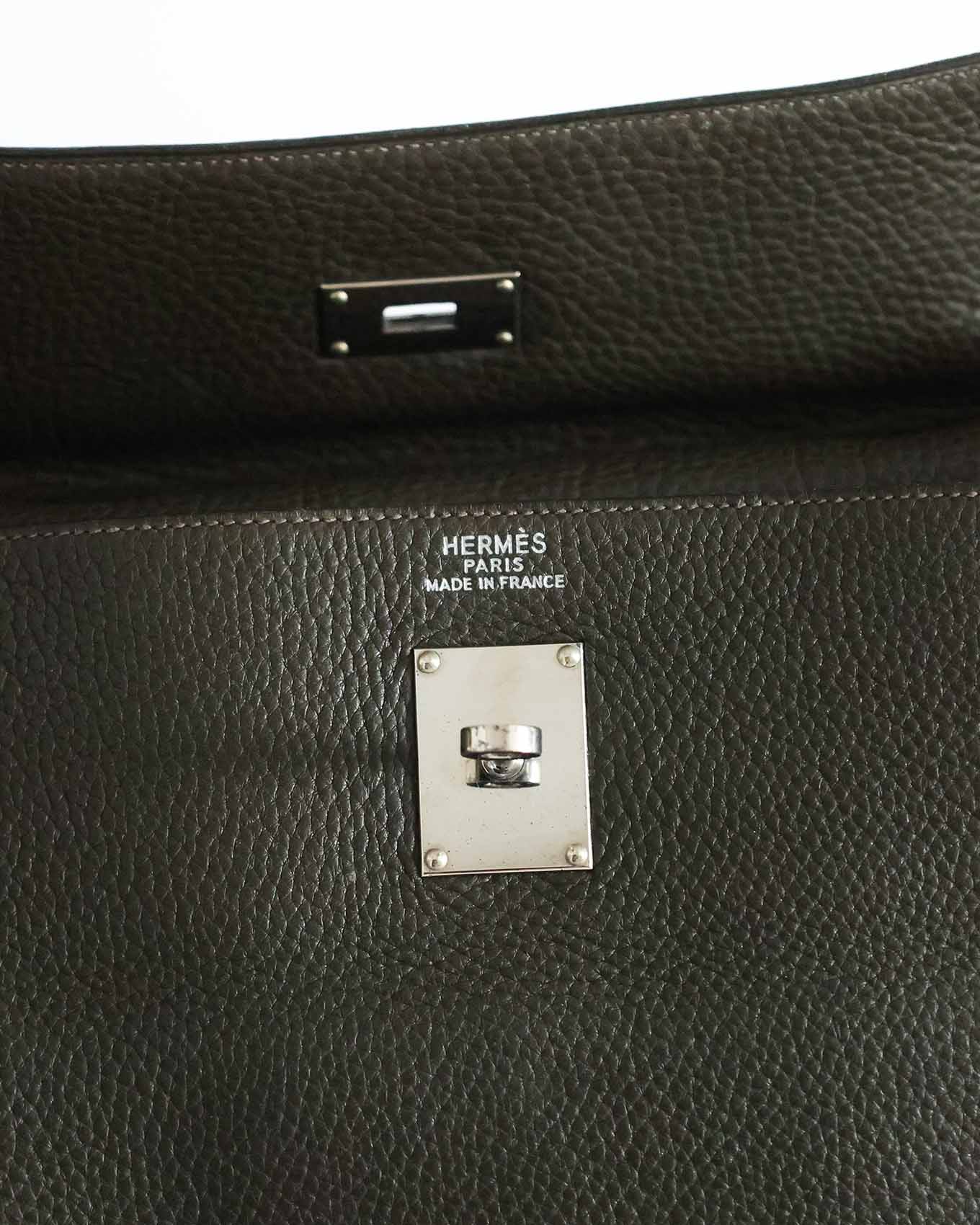 Hardware detail Hermès Kelly 50 Voyage Khaki Green Palladium turn lock
