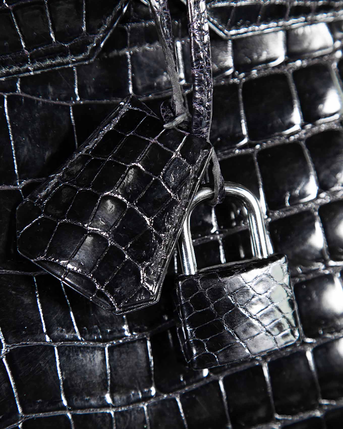 Close up view Hermès HAC 40 Noir Porosus Crocodile 1999 leather clochette