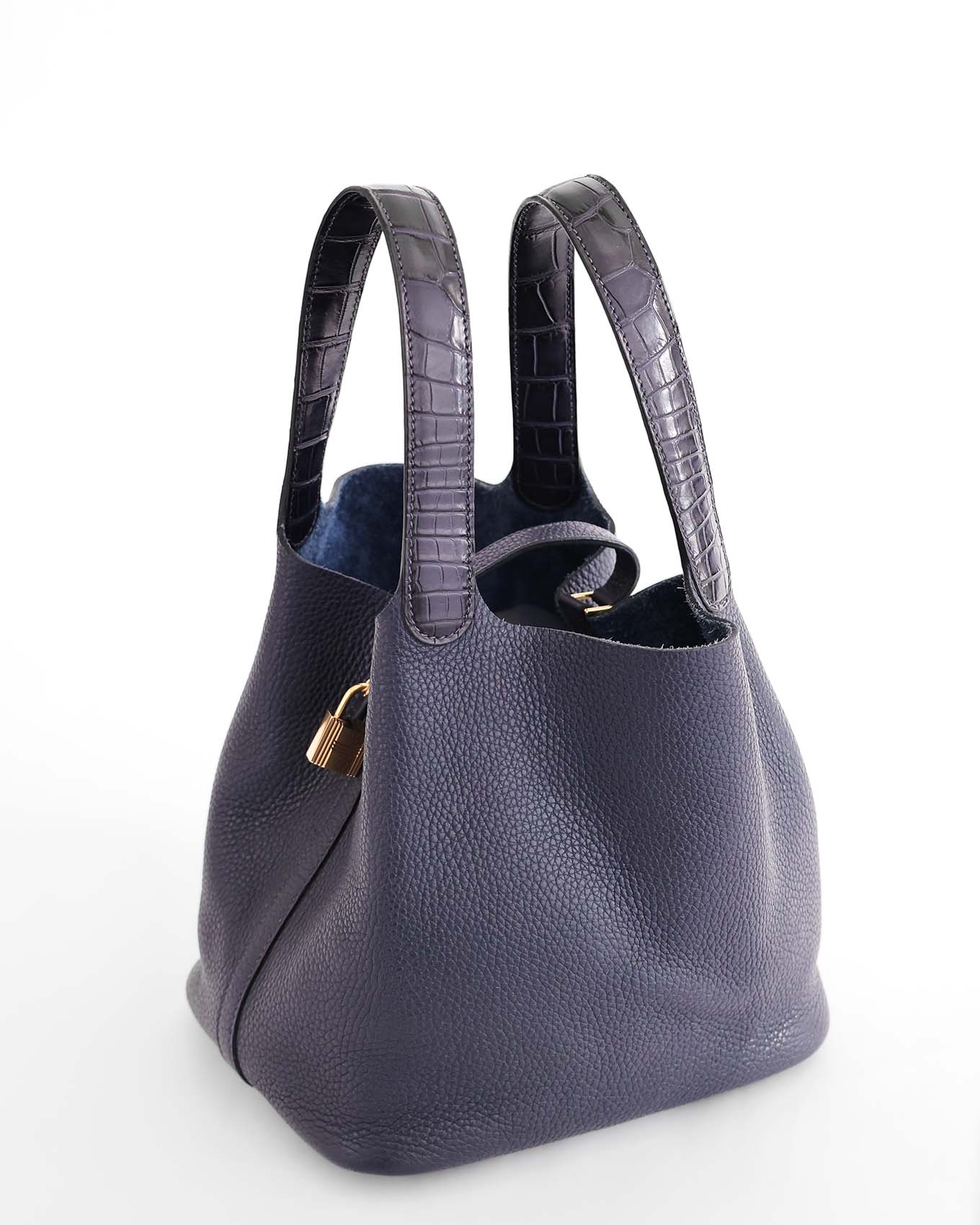 Hermès Picotin 22 Bleu Nuit Clémence Alligator Touch 2019 | ELUXE STORE Elegance du luxe

Year and Stamp: 2019 / D
Color: Bleu Nuit
Hardware: GHW (Polished Gold)
Leather or Material: Clémence and Alligator Mississippiensis (Square Stamp)
Dimensions: 22 x 21 x 17cm
Packaging: Dustbag and Lock and Keys

We buy and sell pre-loved Hermes bags, Hermes Birkin, Hermes Kelly, Hermes Picotin, Evelyne, Chanel Flap Bags, Chanel Graffiti Bags and more. In Wien Vienna Österreich Austria, preloved Designer Bags