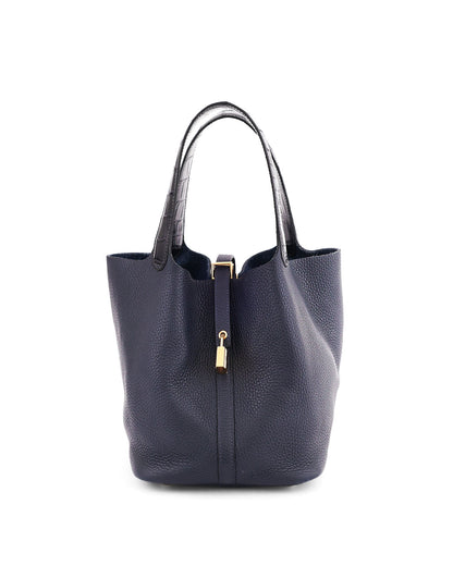 Hermès Picotin 22 Bleu Nuit Clémence Alligator Touch 2019 | ELUXE STORE Elegance du luxe

Year and Stamp: 2019 / D
Color: Bleu Nuit
Hardware: GHW (Polished Gold)
Leather or Material: Clémence and Alligator Mississippiensis (Square Stamp)
Dimensions: 22 x 21 x 17cm
Packaging: Dustbag and Lock and Keys

We buy and sell pre-loved Hermes bags, Hermes Birkin, Hermes Kelly, Hermes Picotin, Evelyne, Chanel Flap Bags, Chanel Graffiti Bags and more. In Wien Vienna Österreich Austria, preloved Designer Bags