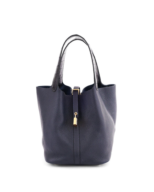 Hermès Picotin 22 Bleu Nuit Clémence Alligator Touch 2019 | ELUXE STORE Elegance du luxe

Year and Stamp: 2019 / D
Color: Bleu Nuit
Hardware: GHW (Polished Gold)
Leather or Material: Clémence and Alligator Mississippiensis (Square Stamp)
Dimensions: 22 x 21 x 17cm
Packaging: Dustbag and Lock and Keys

We buy and sell pre-loved Hermes bags, Hermes Birkin, Hermes Kelly, Hermes Picotin, Evelyne, Chanel Flap Bags, Chanel Graffiti Bags and more. In Wien Vienna Österreich Austria, preloved Designer Bags