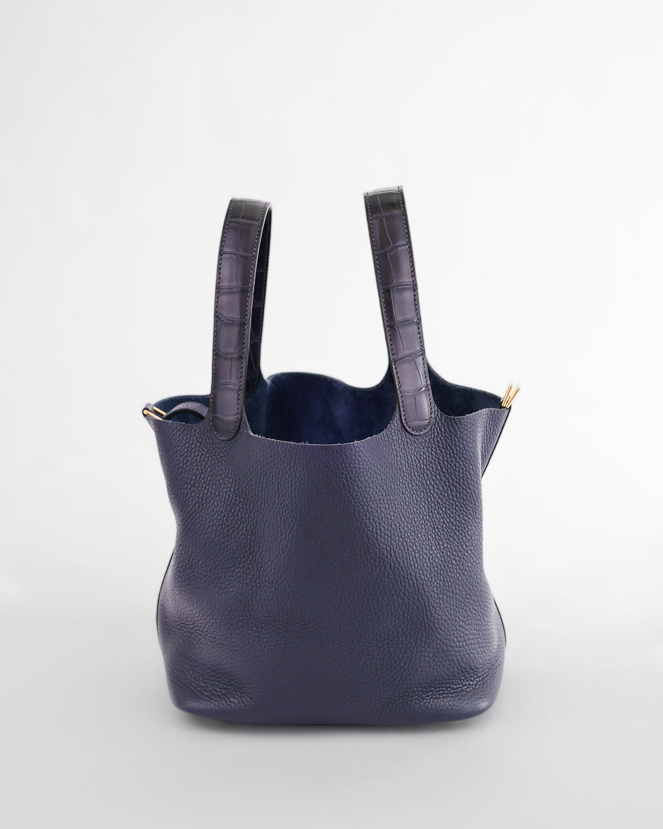 Hermès Picotin 22 Bleu Nuit Clémence Alligator Touch 2019 | ELUXE STORE Elegance du luxe

Year and Stamp: 2019 / D
Color: Bleu Nuit
Hardware: GHW (Polished Gold)
Leather or Material: Clémence and Alligator Mississippiensis (Square Stamp)
Dimensions: 22 x 21 x 17cm
Packaging: Dustbag and Lock and Keys