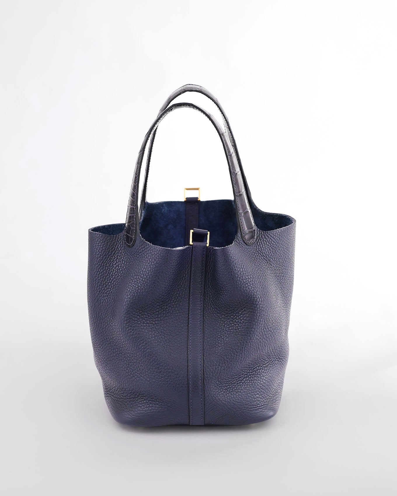 Hermès Picotin 22 Bleu Nuit Clémence Alligator Touch 2019 | ELUXE STORE Elegance du luxe

Year and Stamp: 2019 / D
Color: Bleu Nuit
Hardware: GHW (Polished Gold)
Leather or Material: Clémence and Alligator Mississippiensis (Square Stamp)
Dimensions: 22 x 21 x 17cm
Packaging: Dustbag and Lock and Keys

We buy and sell pre-loved Hermes bags, Hermes Birkin, Hermes Kelly, Hermes Picotin, Evelyne, Chanel Flap Bags, Chanel Graffiti Bags and more. In Wien Vienna Österreich Austria, preloved Designer Bags