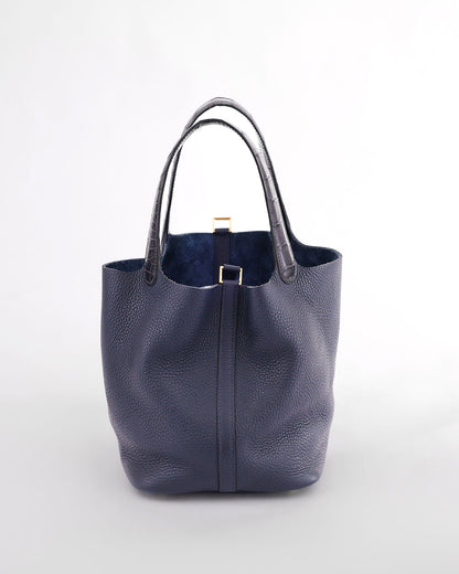 Hermès Picotin 22 Bleu Nuit Clémence Alligator Touch 2019 | ELUXE STORE Elegance du luxe

Year and Stamp: 2019 / D
Color: Bleu Nuit
Hardware: GHW (Polished Gold)
Leather or Material: Clémence and Alligator Mississippiensis (Square Stamp)
Dimensions: 22 x 21 x 17cm
Packaging: Dustbag and Lock and Keys

We buy and sell pre-loved Hermes bags, Hermes Birkin, Hermes Kelly, Hermes Picotin, Evelyne, Chanel Flap Bags, Chanel Graffiti Bags and more. In Wien Vienna Österreich Austria, preloved Designer Bags