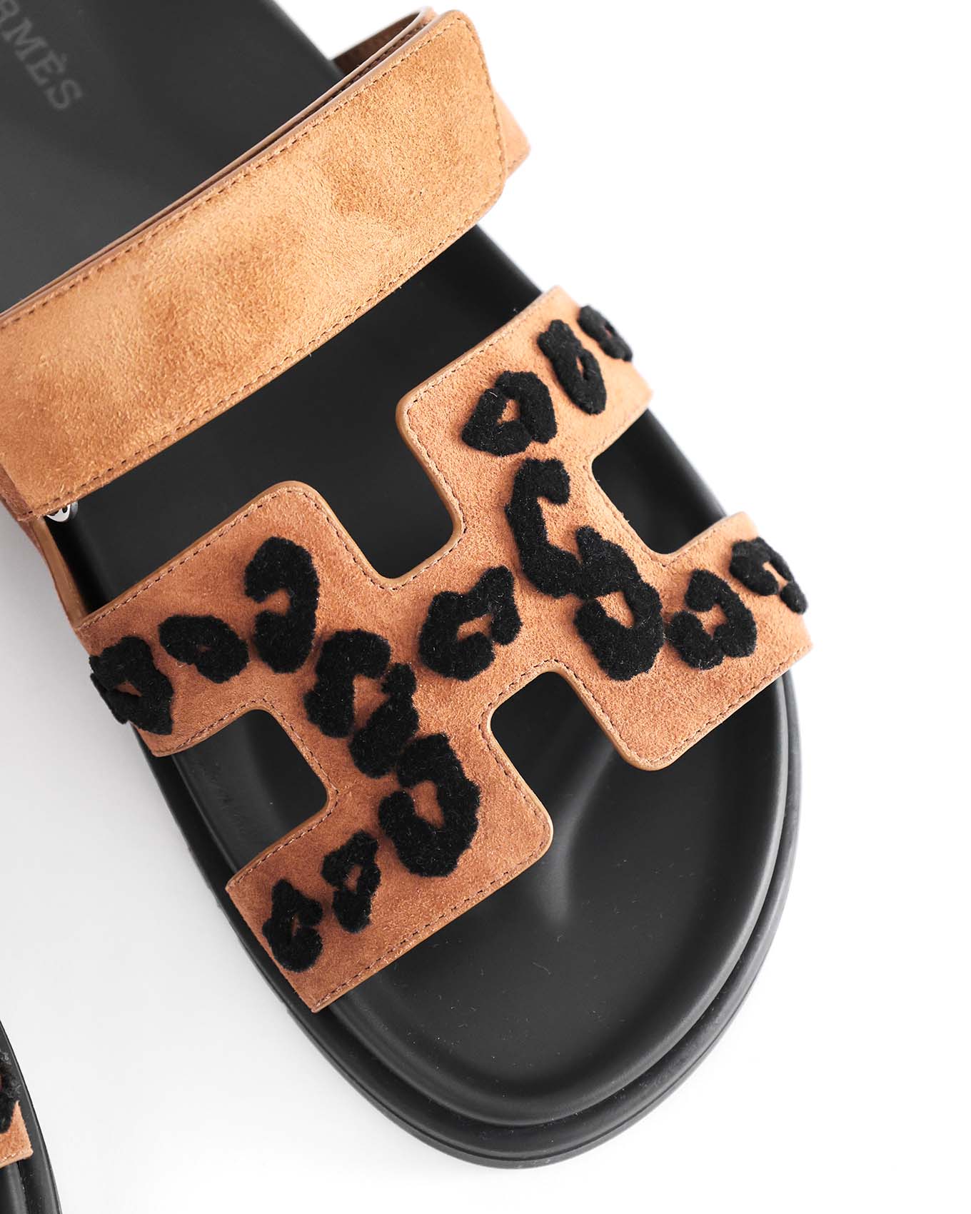 Detail view suede texture Hermès Chypre leopard design