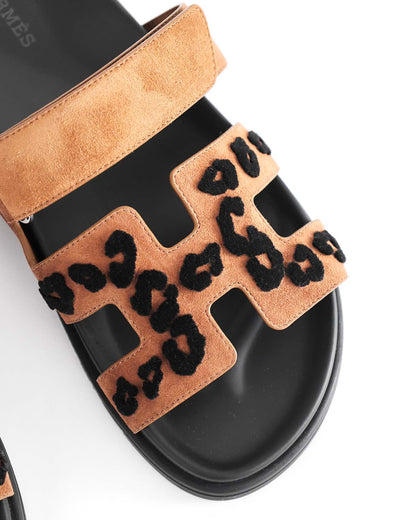 Detail view suede texture Hermès Chypre leopard design