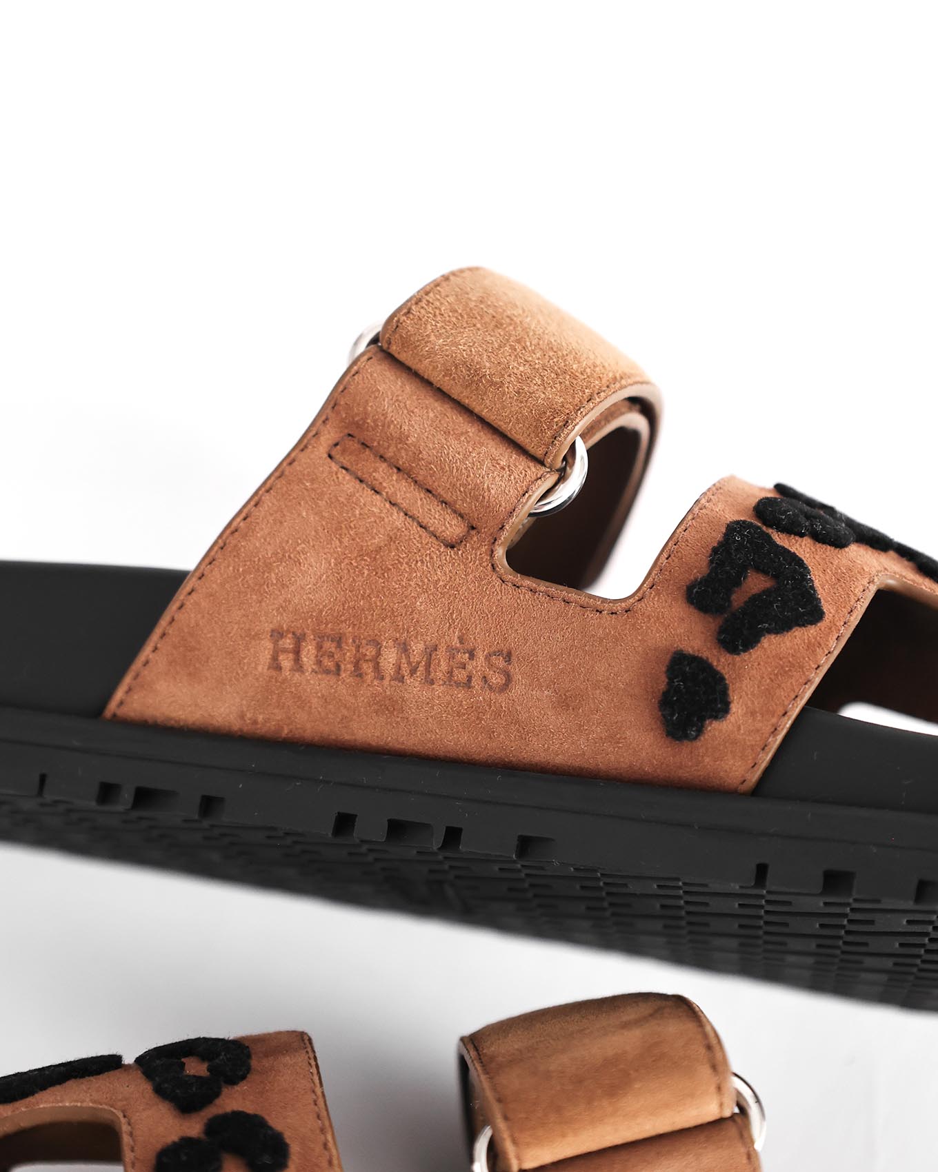 Side view Hermès Chypre Leopard patch brown suede