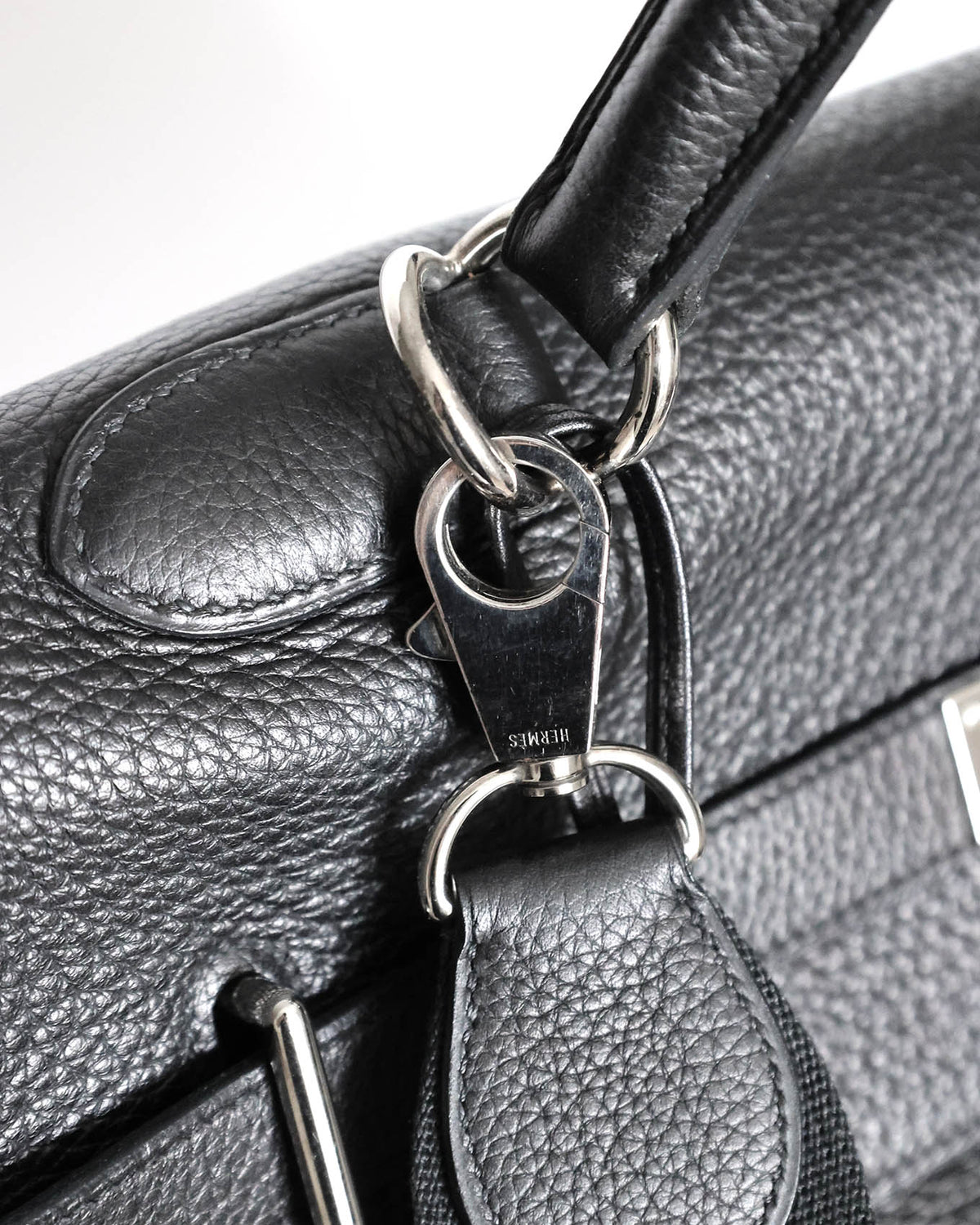 Hermès Kelly 50 Voyage Black Togo 2009 - shoulder strap ring detail - image 10